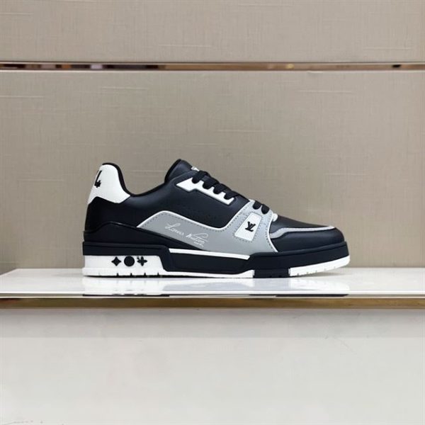 Louis Vuitton Trainer Sneaker - LS080