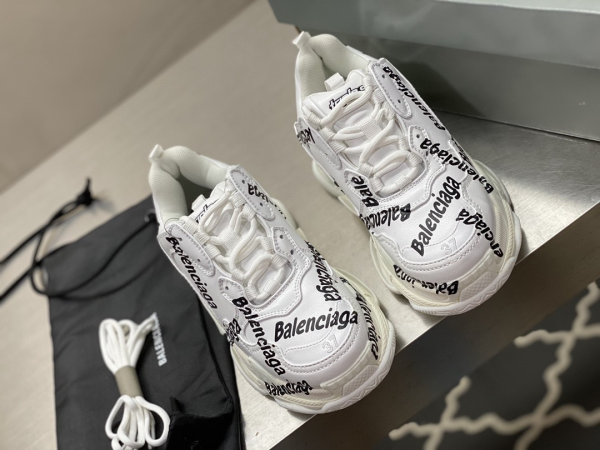 Balenciaga Triple S Logotype Trainers - BG023