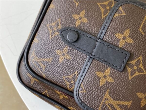 Louis Vuitton Christopher Wearable Wallet - LBS13