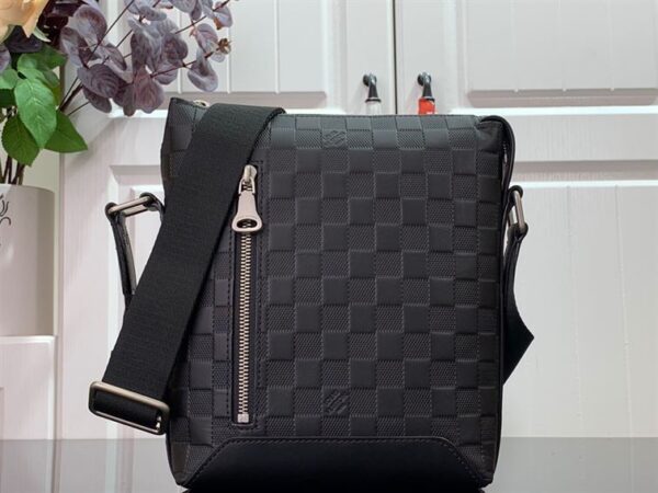 Louis Vuitton Discovery Messenger BB Bag - LB17